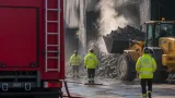 Incendio ad Arcisate: vigili del fuoco impegnati nella bonifica dell'azienda dopo il rogo