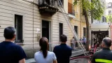 Incendio in un palazzo a Milano: un'anziana muore, più persone soccorse e indagini del Nia