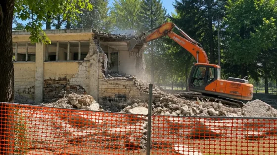 San Martino Valle Caudina, iniziata la demolizione per la nuova caserma dei Vigili del Fuoco