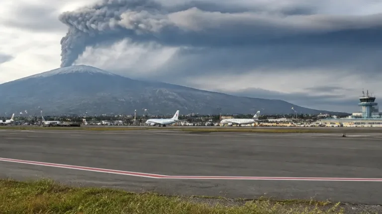 Etna, allerta rossa per l’aviazione: limitati gli arrivi a Catania