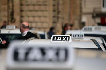 Roma, incubo taxi: attese infinite, la doppia guida fa flop