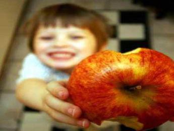 Scuola, il pediatra: “Per la merenda no alla mela di Stato”