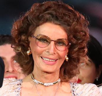Sophia Loren, operata dopo caduta: “Ora sto meglio, ringrazio tutti”