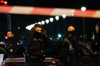 Parigi, uccide turista tedesco al grido di ‘Allah Akbar’: era già stato arrestato nel 2018